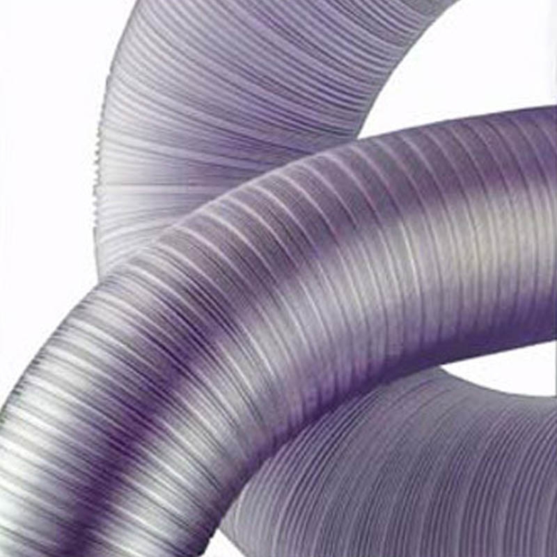 Trabajador de aluminio flexible instalación de tubo de ventilación